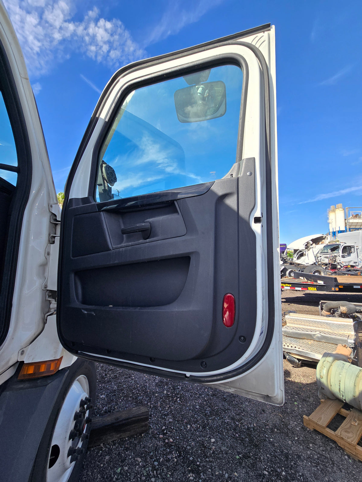 2024 Freightliner Cascadia RH Door Stock#2215-11