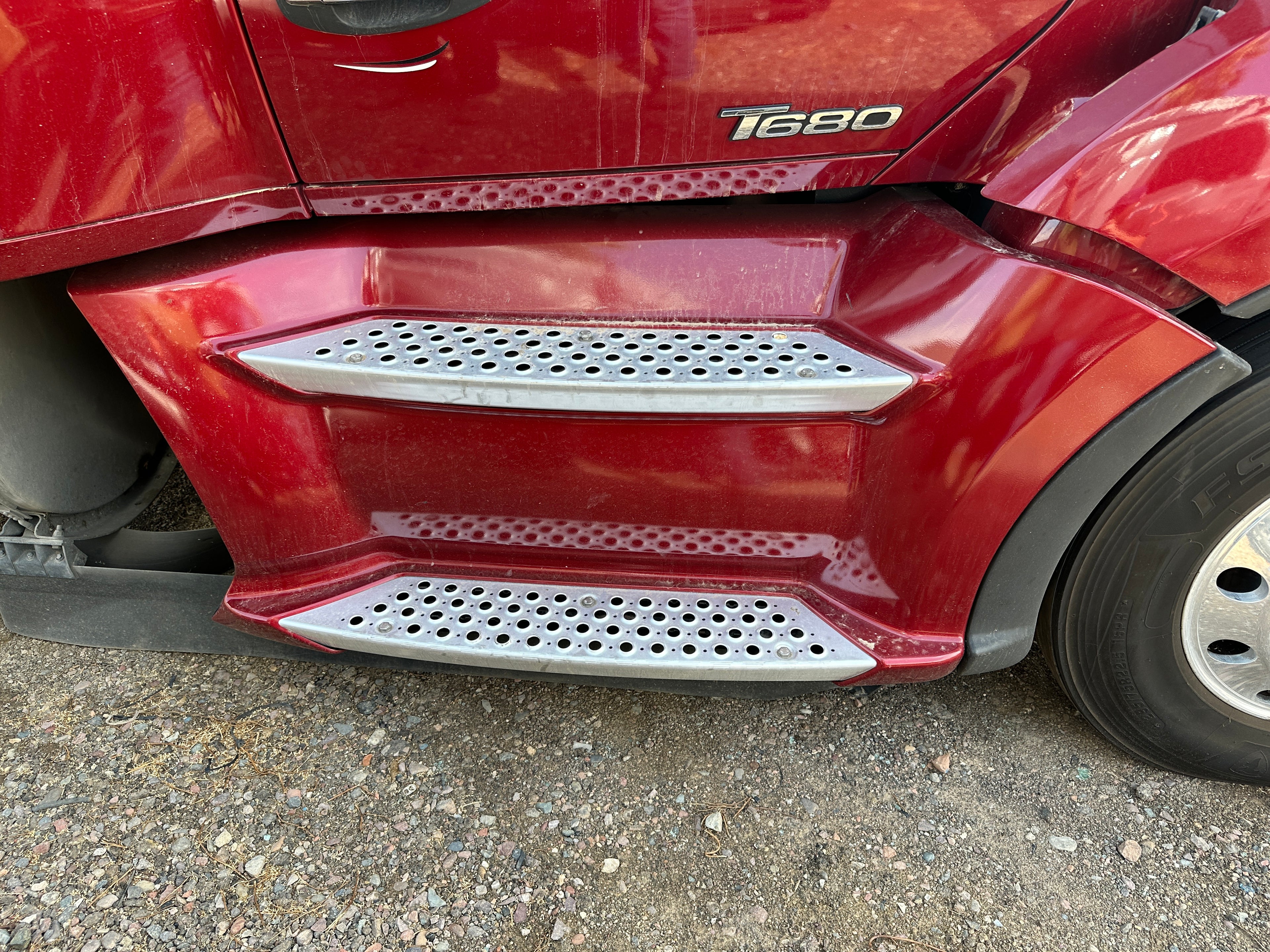 2020 Kenworth T680 RH Step Fairing STOCK# 2184
