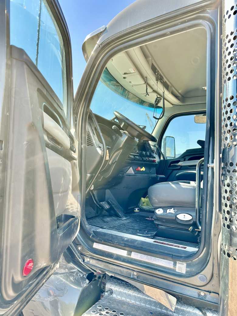 2025 Kenworth T880